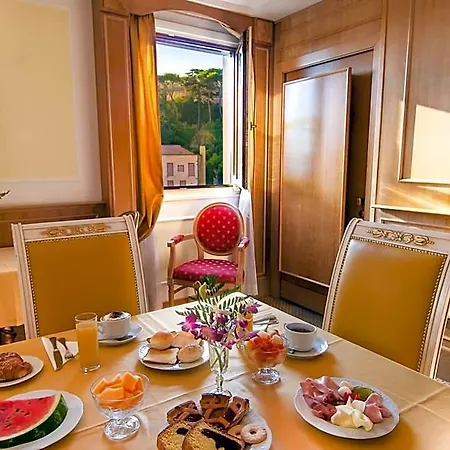 Residenza Paolo Vi 4*